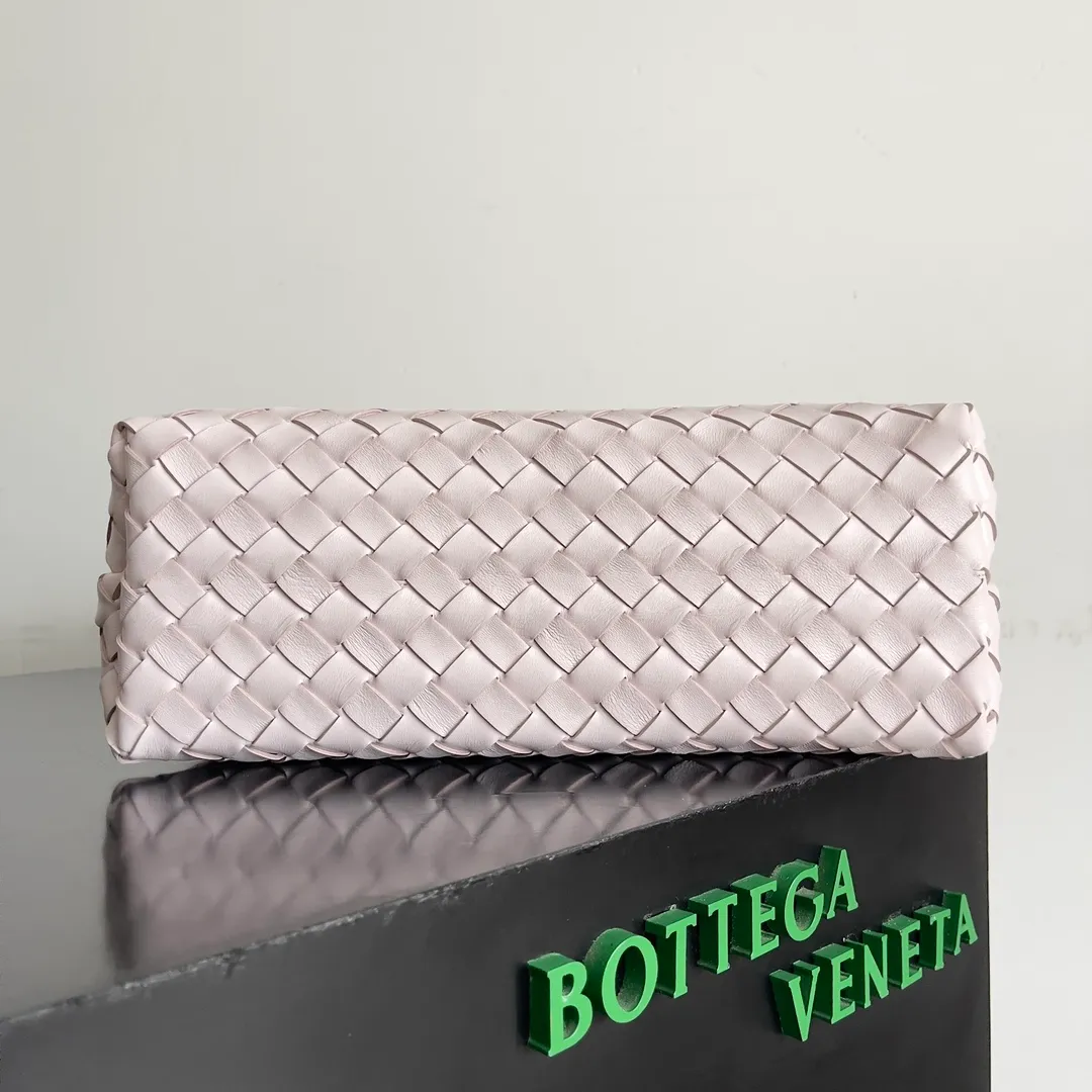 The 2023 new Andiamo batch of 2260 BV has been shipped‼ ️Really popular🔥The new Andiamo woven handbag launched by Bottega Veneta this season is really popular all over the world! ! Celebrities at home and abroad have worn it, and Oscar-winning actress Michelle Yeoh has taken it out on the street. Song Jia, Trai Yara, Yu Feihong, Sanji Ayaka, Rosie Hunting-Whiteley, Yoshioka Riho, etc. have all picked up this bag. It is classic and versatile, showing off its temperament, and the bag capacity is also large, which is very convenient for daily commuting! ! A variety of carrying methods, the shoulder straps can be adjusted by yourself, the original lambskin feels soft and delicate, and the unisex style breaks the gender boundaries and brings a more practical and long-lasting use experience. Andiamo, which has both elegant and casual styles, perfectly interprets the true appearance of "fashionable old money style". Style number: 743572 Size: 32*24*12
